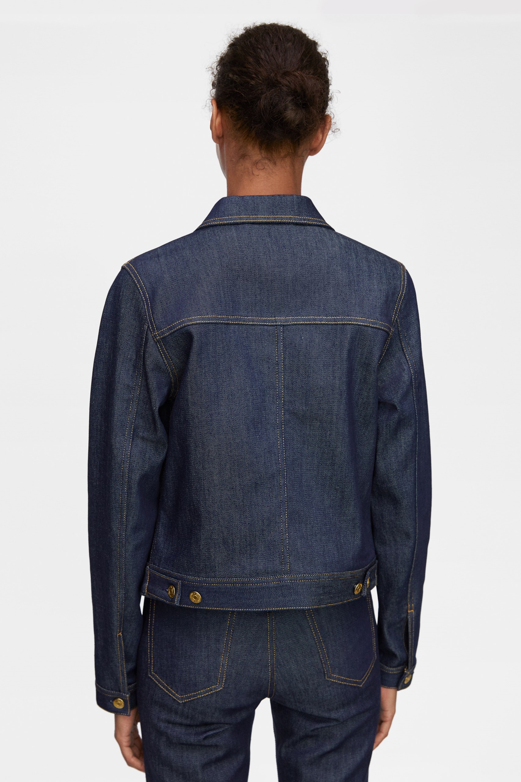 Model wearing plain black basic tee.