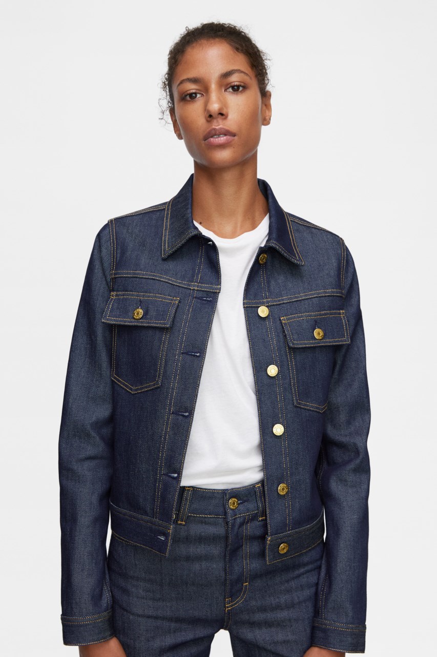 Model wearing plain white basic tee.